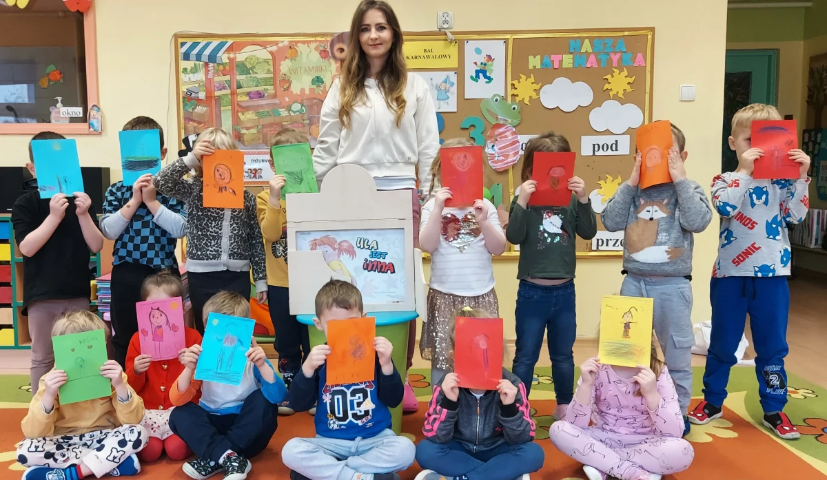 Przedszkolacy z pracami plastycznymi