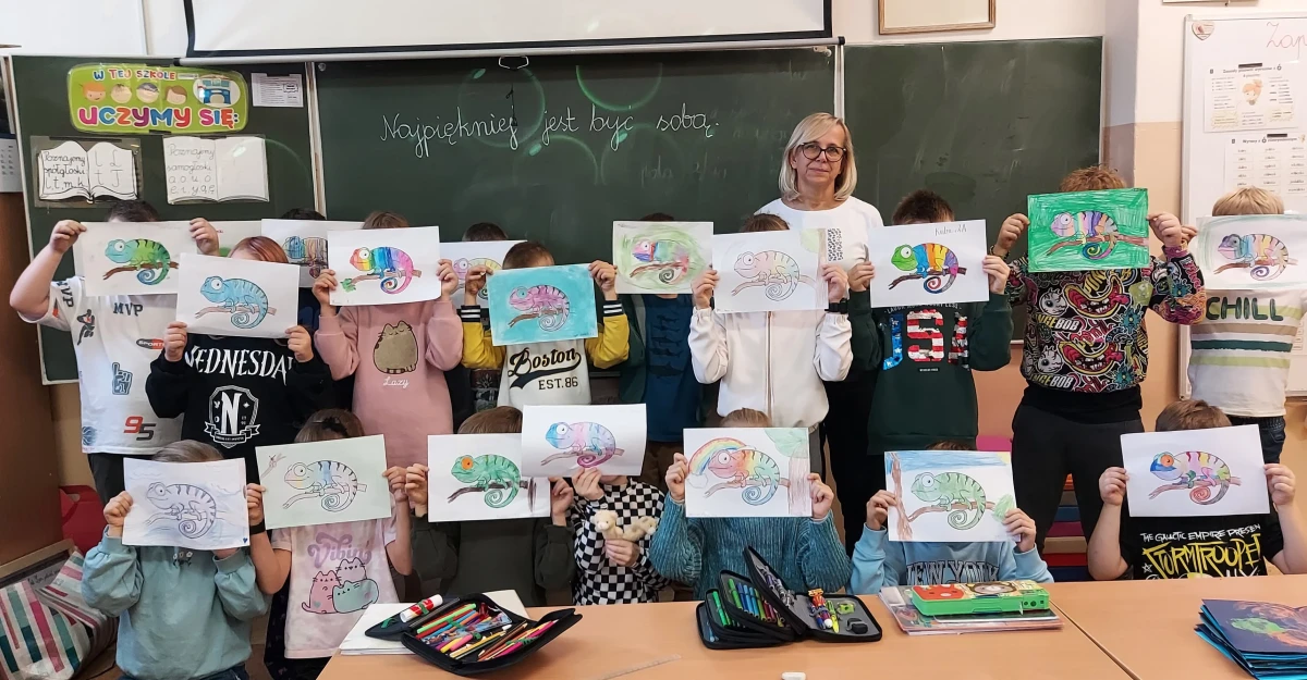 Uczestnicy projektu z pracami plastycznymi