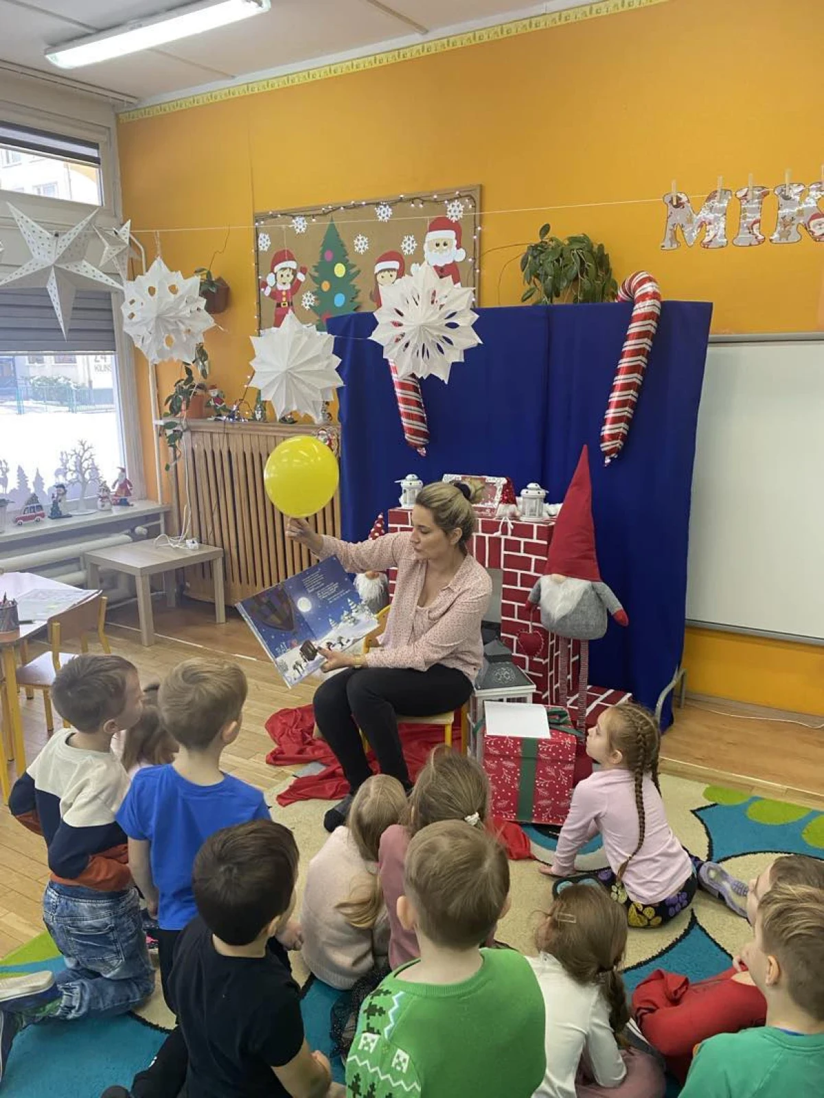 Dzieci na zajęciach edukacyjnych w bibliotece.