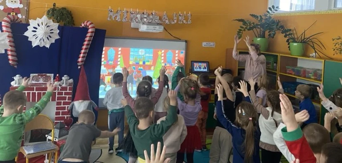 Dzieci na zajęciach edukacyjnych w bibliotece.