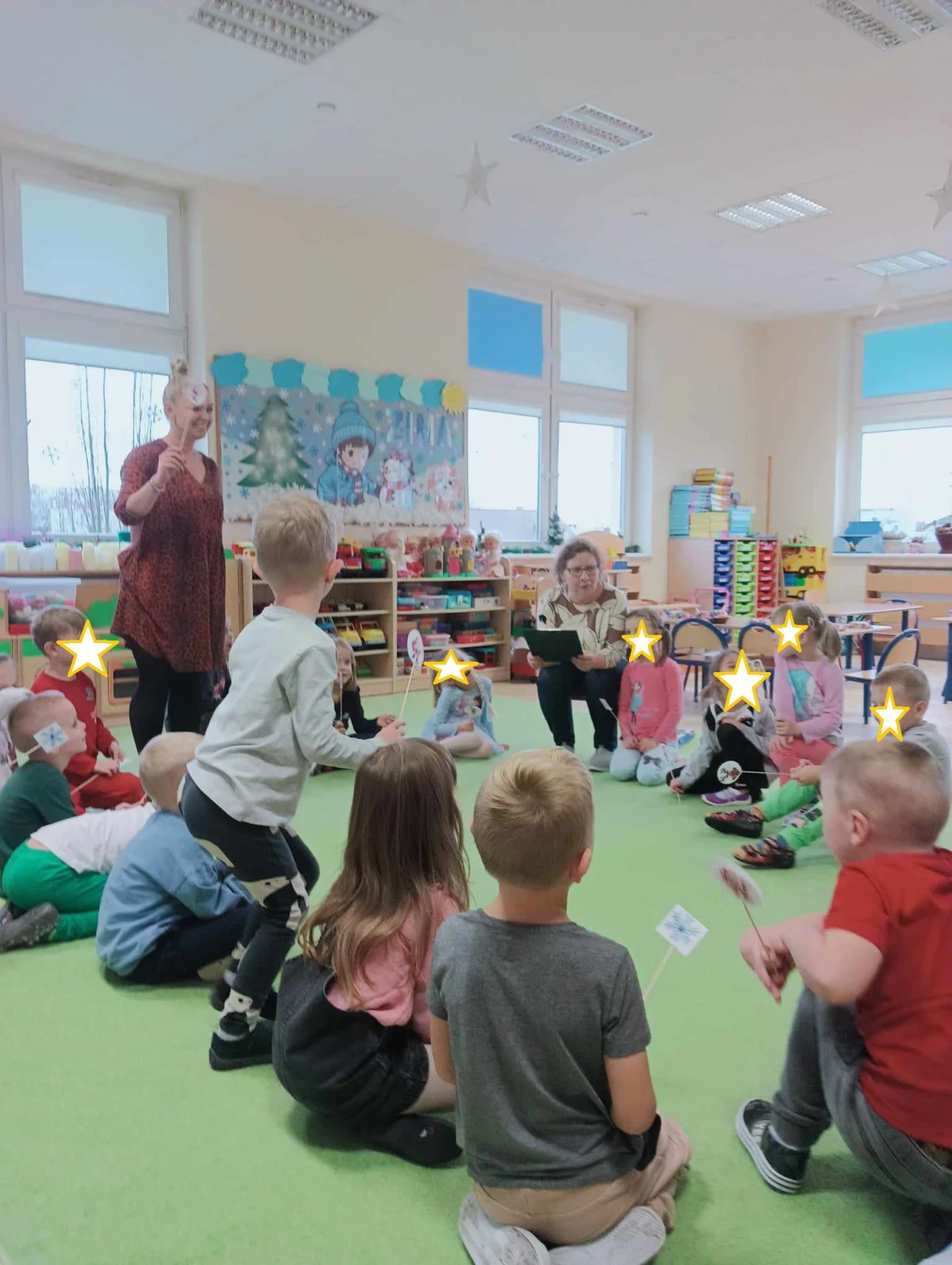 Dzieci wykonujące ozdoby świąteczne