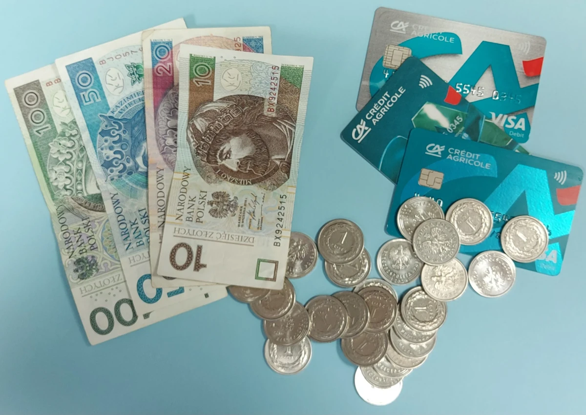 Banknoty,monety,karty płatnicze na niebieskim tle