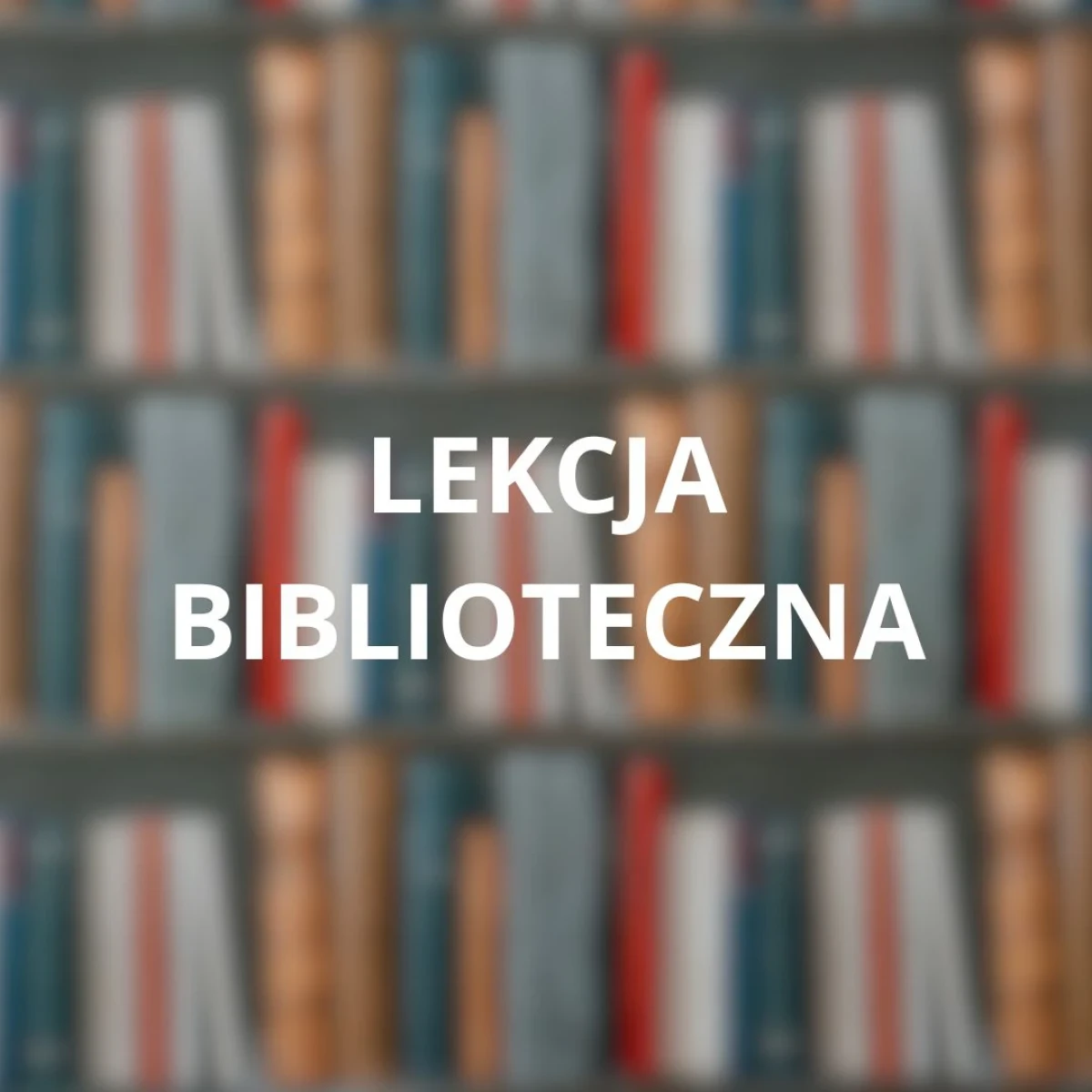 Napis Lekcja biblioteczna na tle regału z książkami