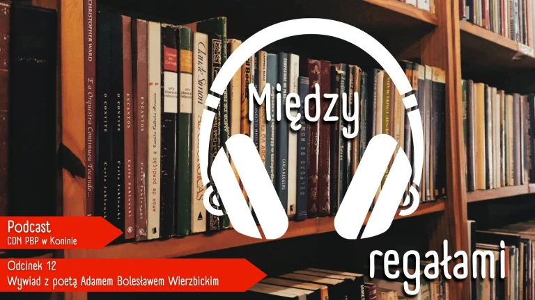 Za­pra­sza­my do od­słu­cha­nia ko­lej­ne­go od­cin­ka pod­ca­stu MIĘDZY REGAŁAMI „Wywiad z poetą Adamem Bolesławem Wierzbickim&quot;